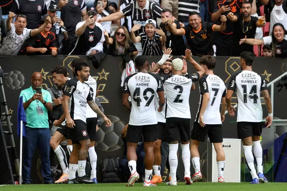 Jogadores do Corinthians comemora gol de Gabriel Paulista contra o Flamengo