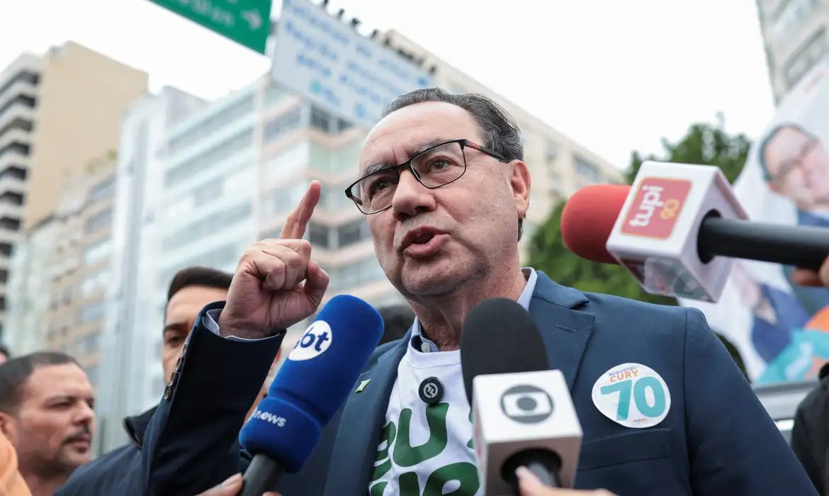 Cury concedendo entrevista no Rio de Janeiro durante a campanha