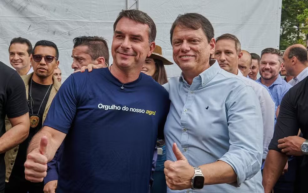 Tarcísio de Freitas (Republicanos) e Flávio Bolsonaro (PL) na Agrishow 2026